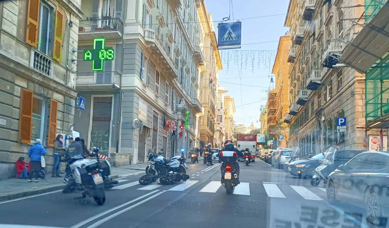 Genova, scontro tra due moto in via Assarotti