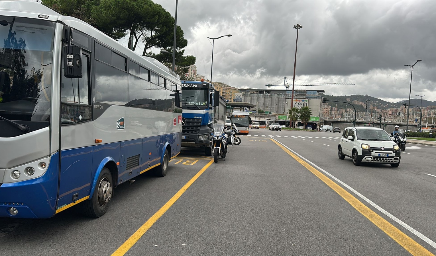 Genova, scontro camion-moto a Brignole: uomo all'ospedale