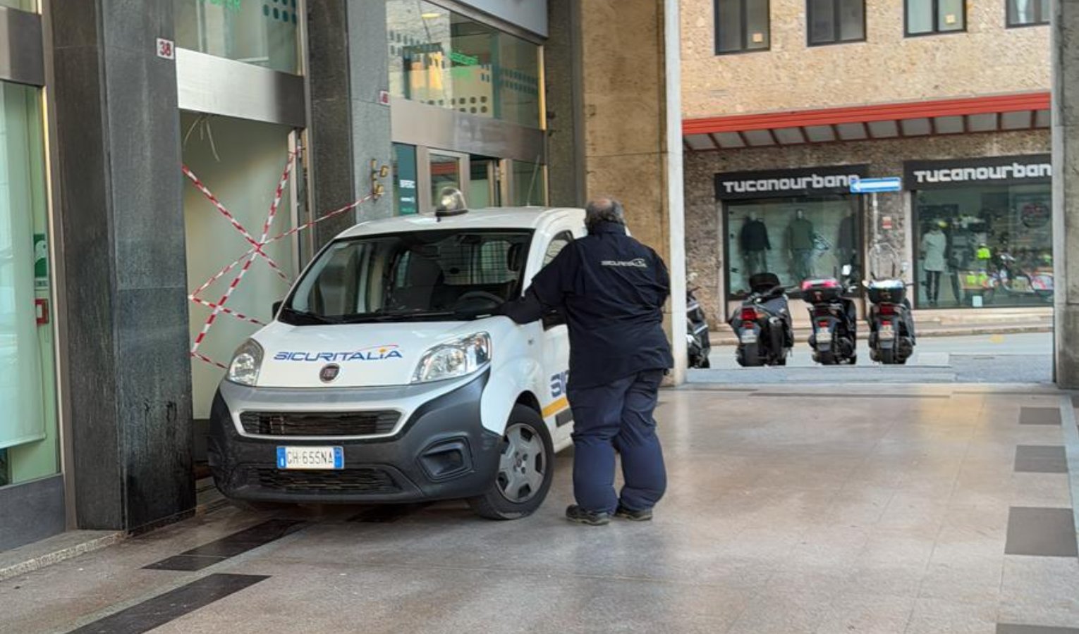 Auto fuori controllo spacca vetrata di una banca in piazza Dante