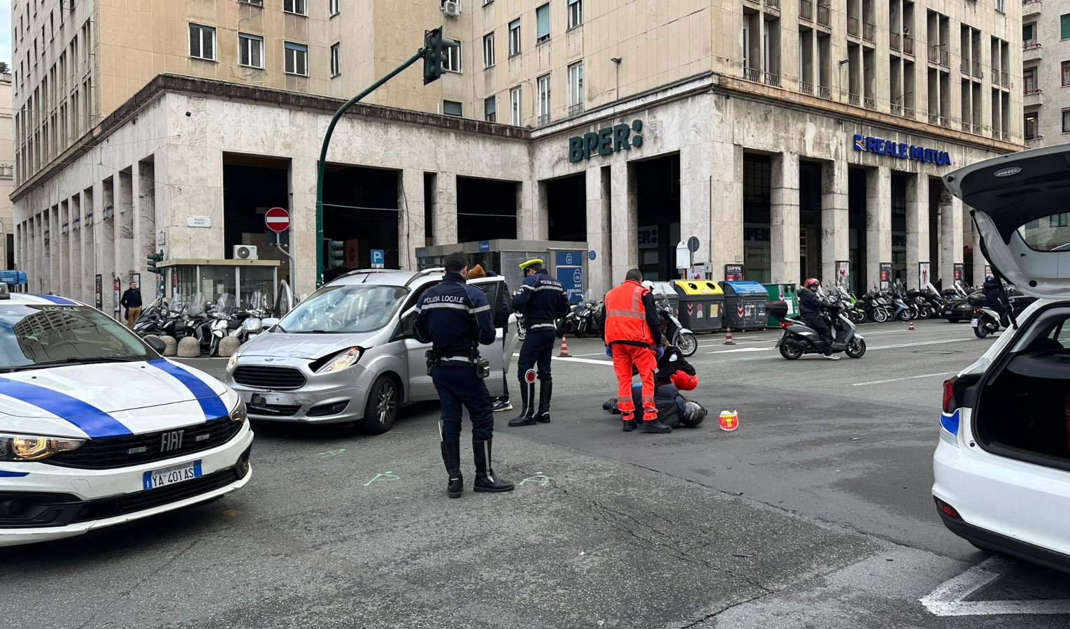 Scontro auto-moto in piazza Dante: un ferito