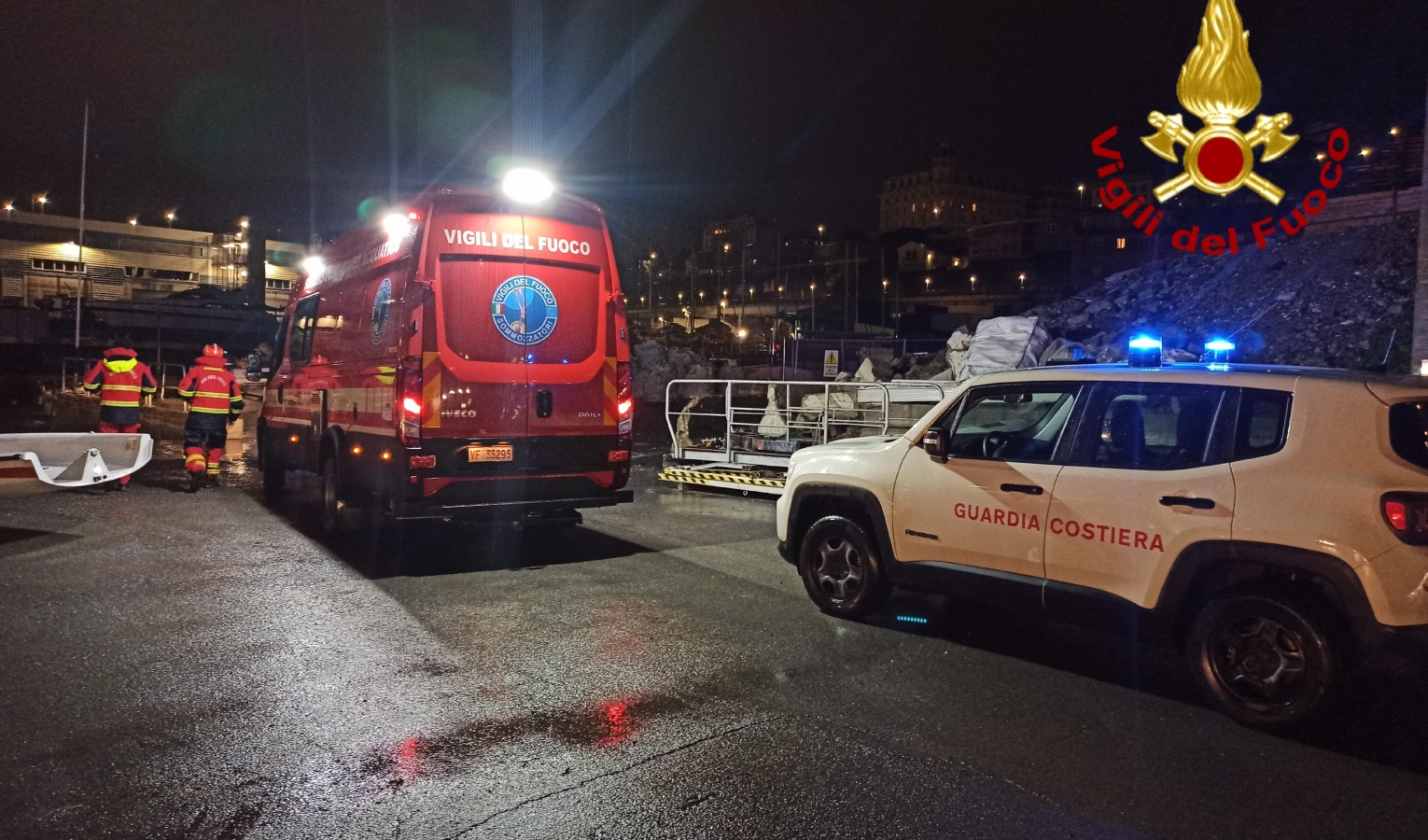 Genova, sbaglia manovra e finisce con l'auto e in mare: all'ospedale