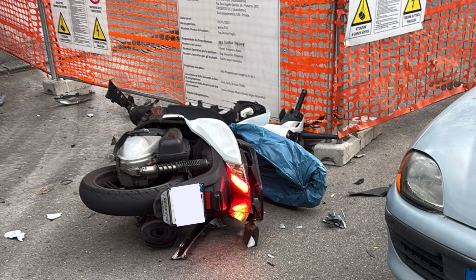 Resta grave il giovane scooterista ferito nell'incidente in piazza Solari