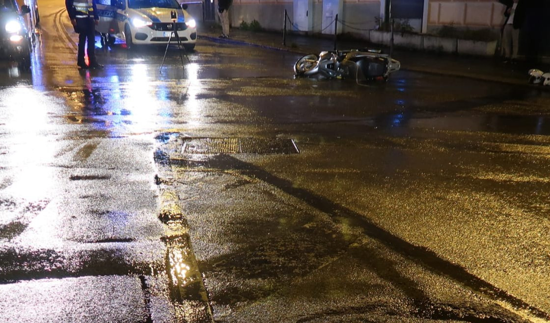 Genova, pedone investito da scooter in piazza Portello: grave all'ospedale