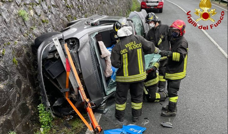 La Spezia, vettura ribaltata: autista illeso