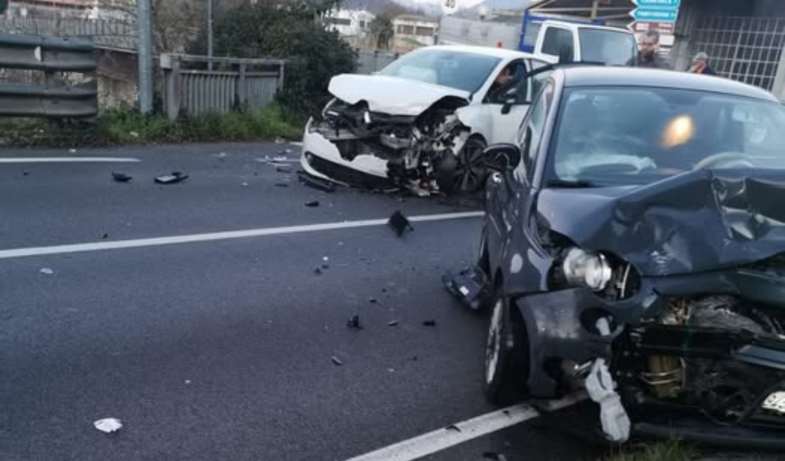 Frontale tra due auto sulla sp225: due feriti all'ospedale