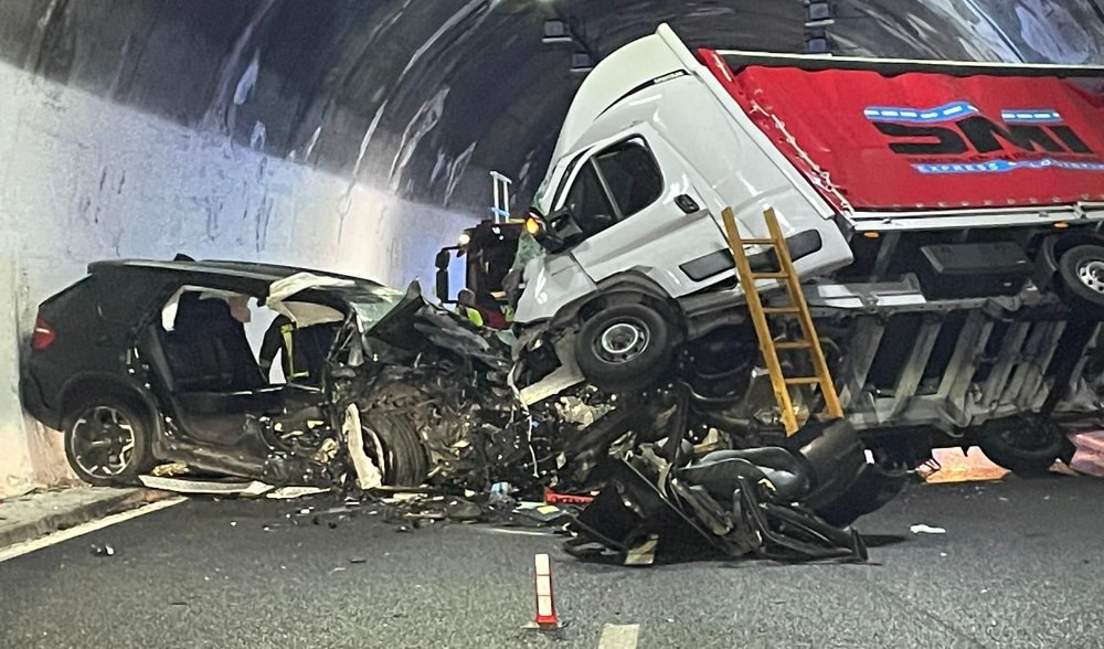 A10, frontale mortale auto-camion: giallo sul conducente in fuga