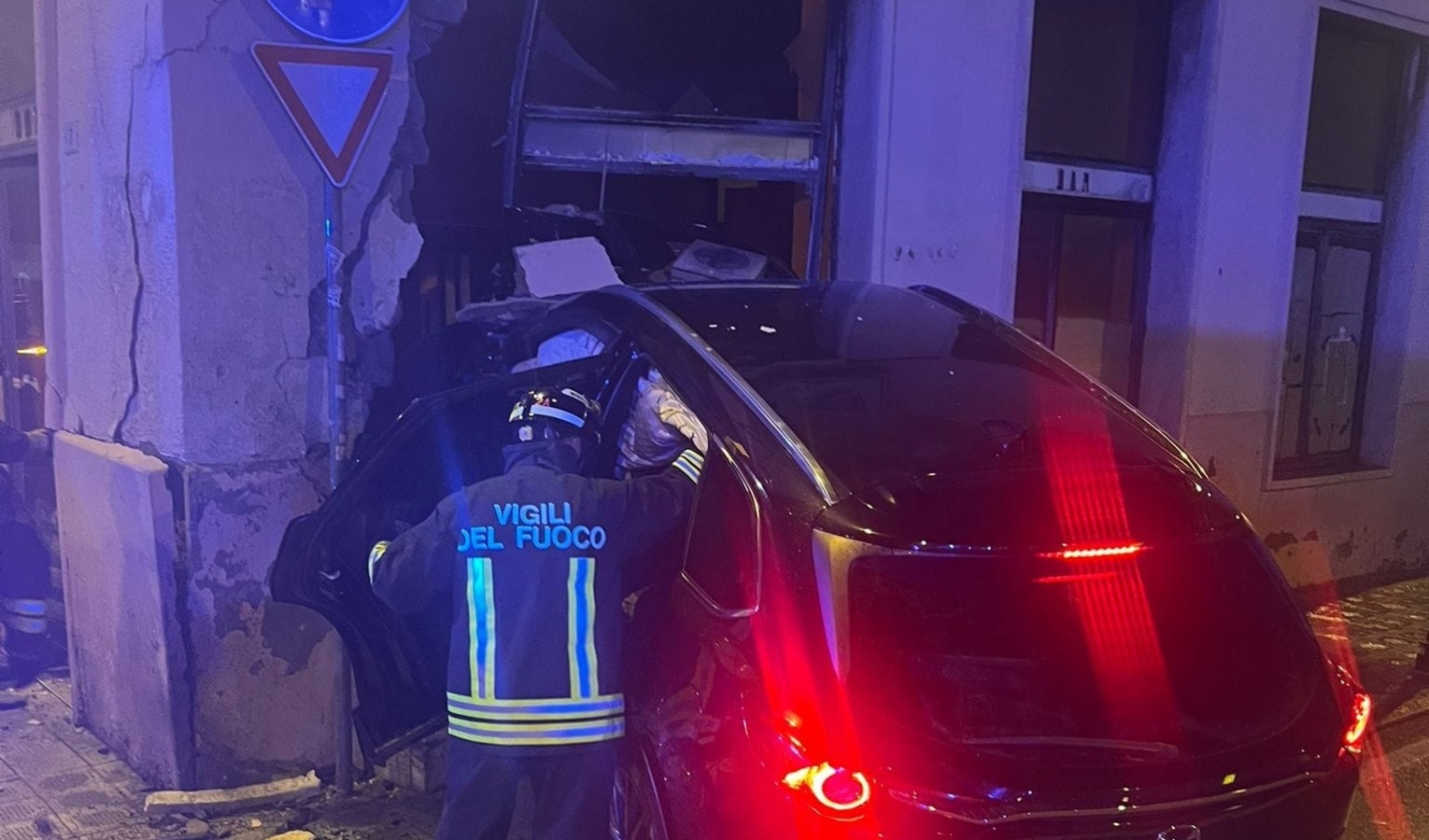 Auto contro l'ex stazione di Sanremo: l'uomo alla guida era ubriaco