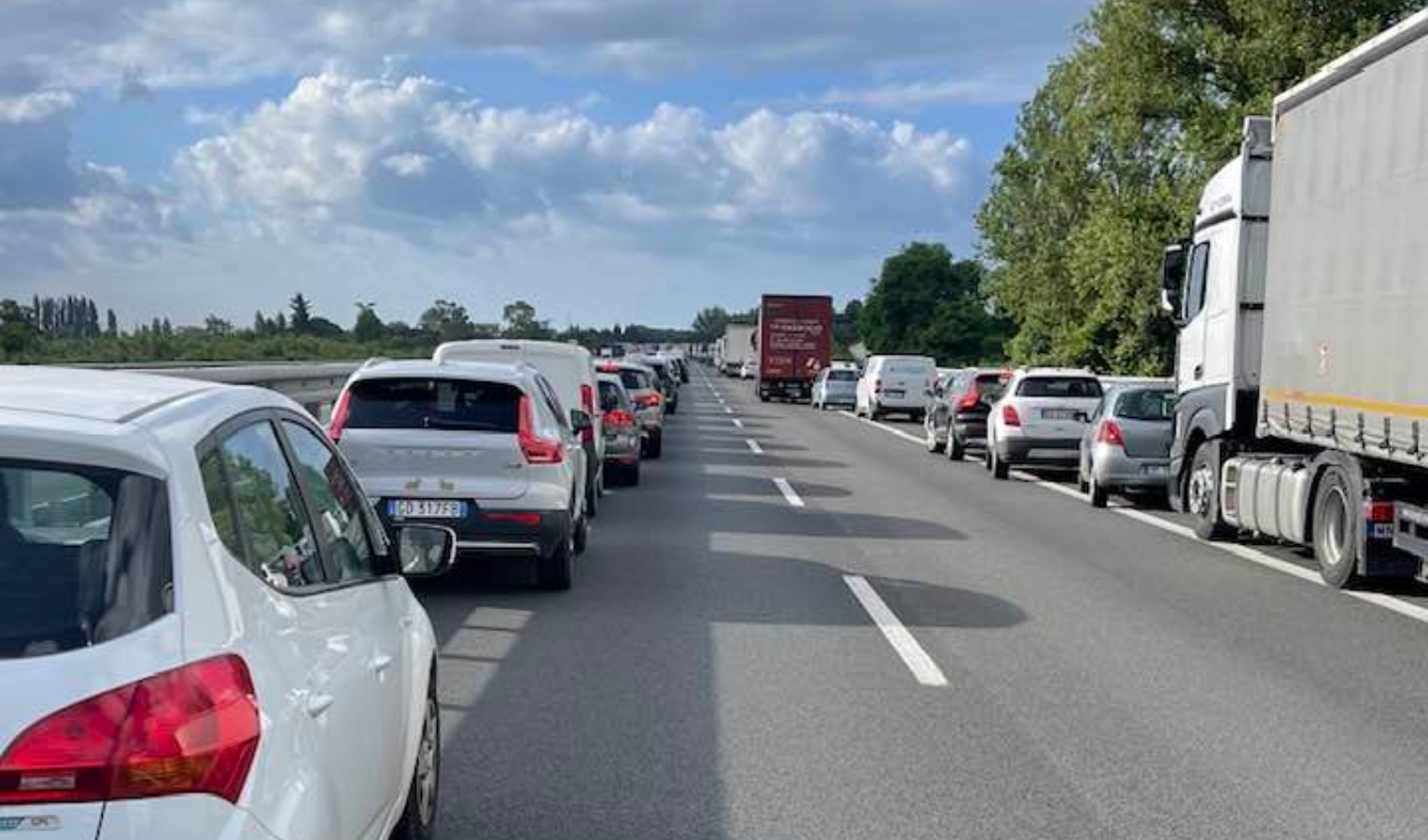 A12, tamponamento tra camion: morto conducente, tratto riaperto