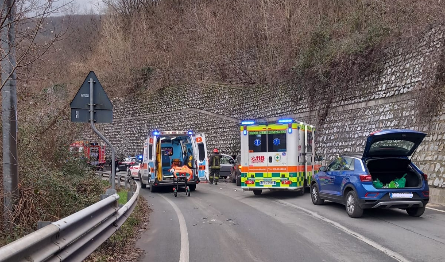Frontale tra auto sulla provinciale a Savignone: sette feriti