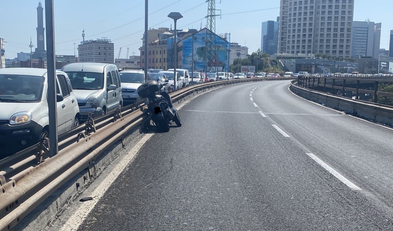 Genova, incidente in Sopraelevata: muore un motociclista di 42 anni