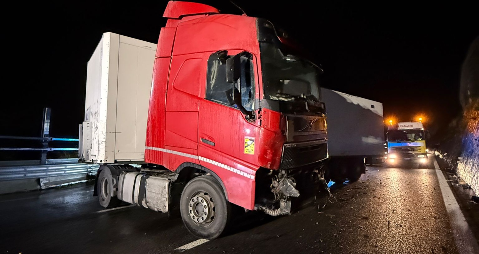 Incidente nella notte in A10, camion si schianta contro il guardrail: tratto chiuso per ore
