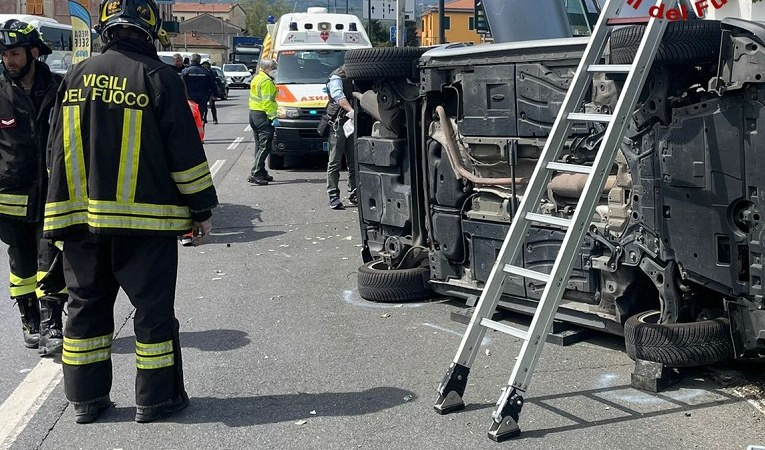 Macchina ribaltata alla Spezia: estratti una mamma con i due figli