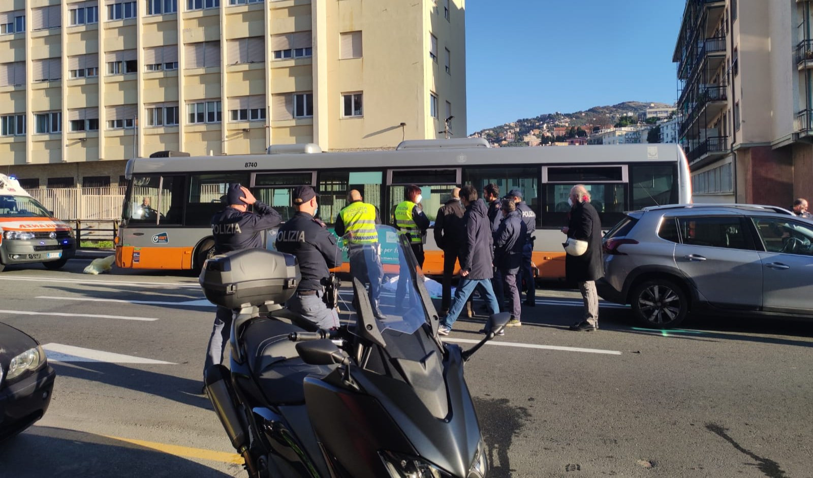 Scooter scivola sotto a un bus in via dei Mille a Genova: morta la motociclista