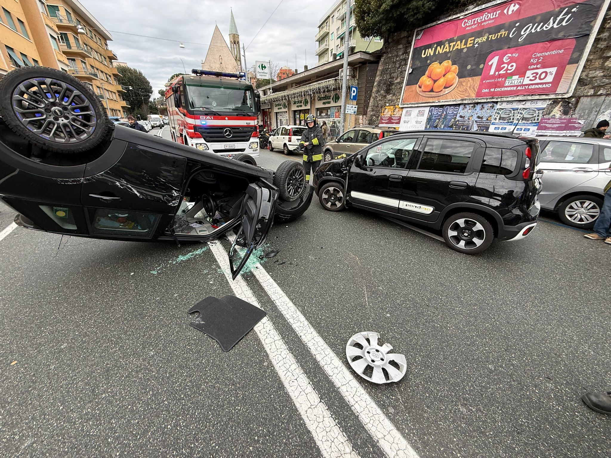 Ancora un incidente in Albaro: auto si cappotta in via Gobetti