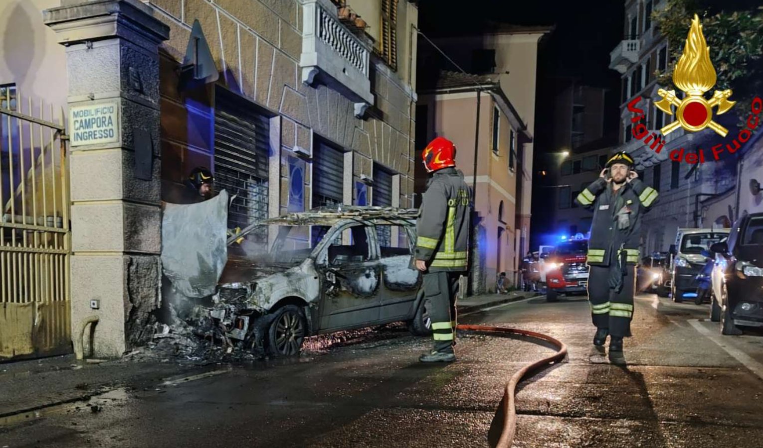Si schianta contro una saracinesca e l'auto prende fuoco: due feriti