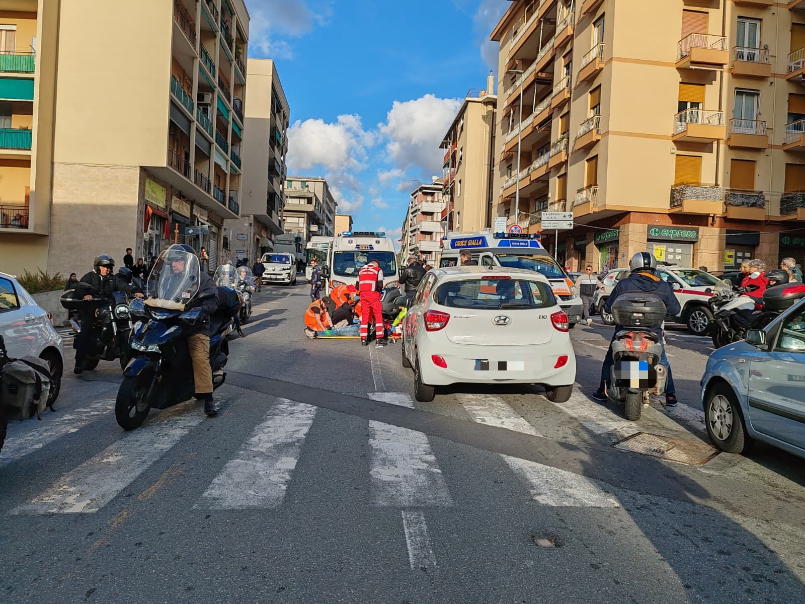 Terrore sulle strisce: padre e bambino di 3 anni investiti da auto guidata da 80enne