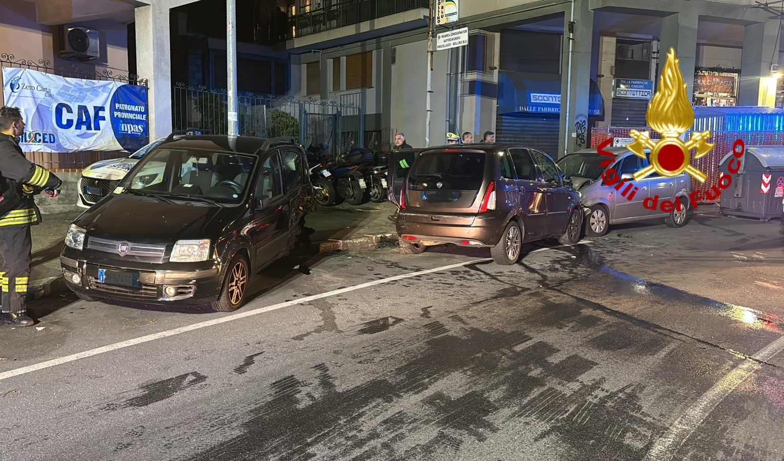 Genova, perde controllo dell'auto e si schianta contro veicoli parcheggiati
