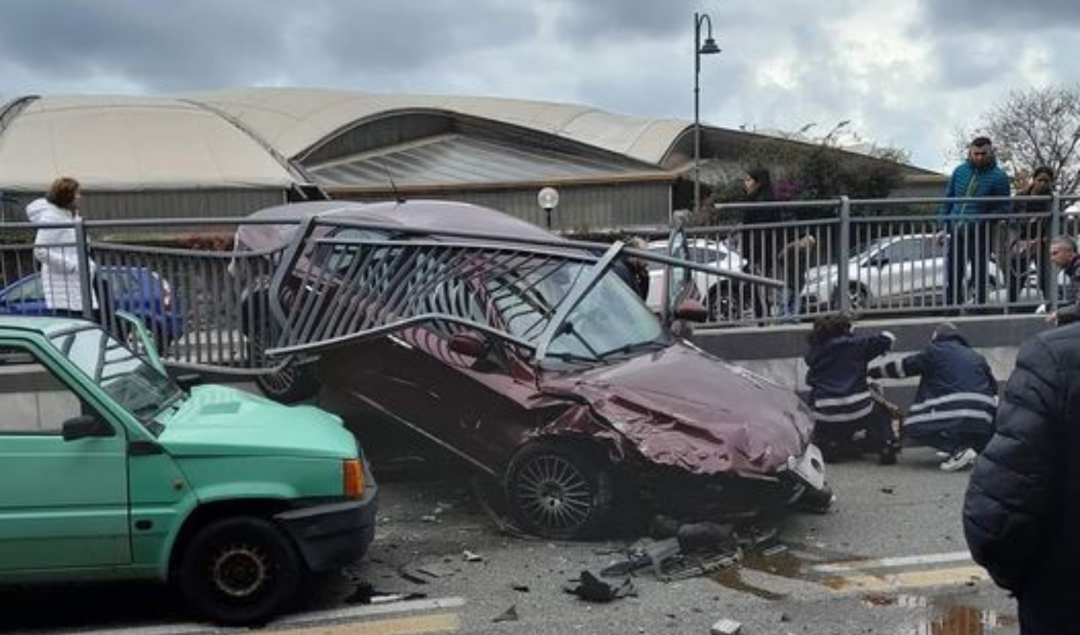 Genova, scontro tra due auto che finiscono contro vetture in sosta: un ferito grave