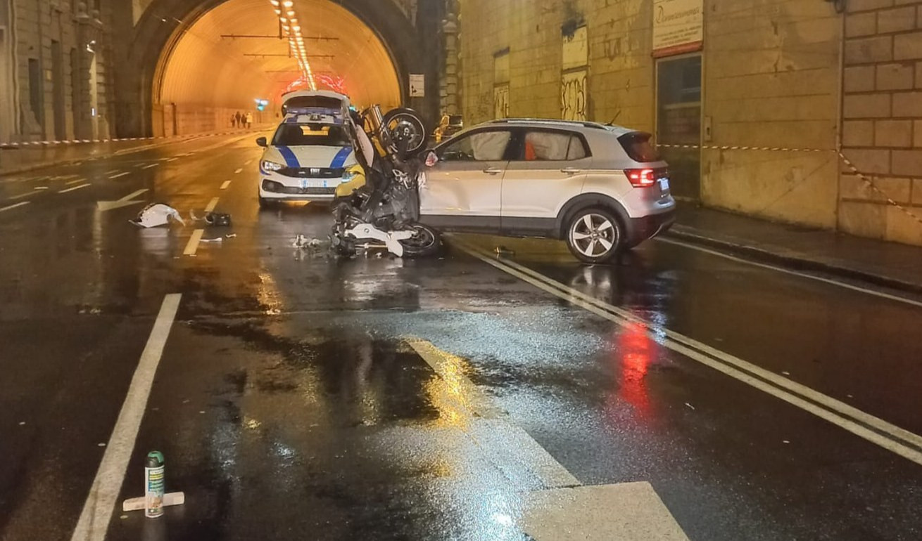 Genova, scontro auto moto: ventenne in codice rosso