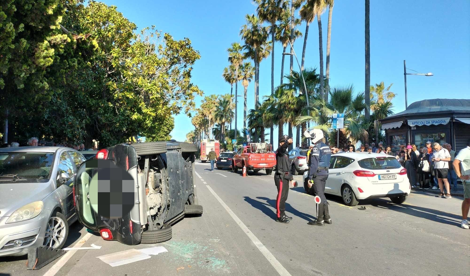 Imperia, auto si ribalta alla spianata Borgo Peri