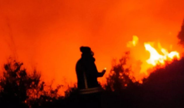 Incendio bosco nella notte, fiamme spente