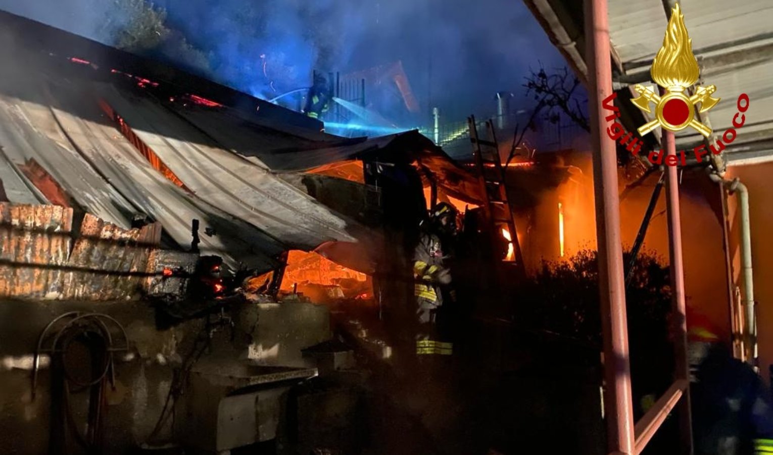 Genova, incendio nella notte: capannone distrutto dalle fiamme