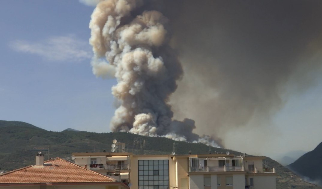 Taggia, incendio divora collina, fumo anche sull'A10, intervenuti due Canadair