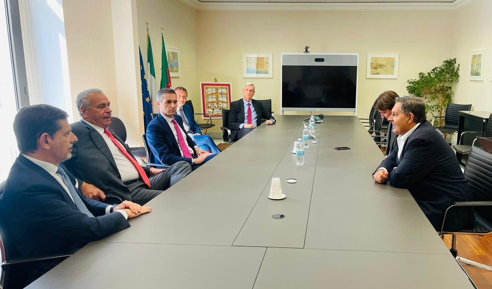 Genova, il presidente Toti incontra i vertici di Carige e Bper