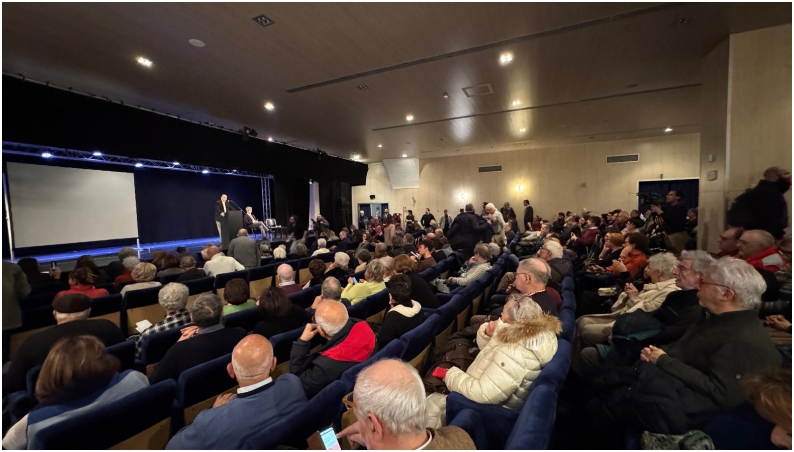 Una platea di persone