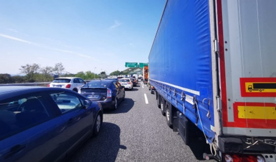 Caos autostrade, in A10 un tamponamento tra mezzi pesanti provoca 6 km di code