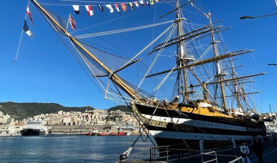 Mattarella e le Frecce Tricolori a Genova per salutare la Vespucci nel giorno della festa della Marina