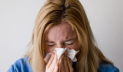 Crescono i virus parainfluenzali in Liguria Una donna si soffia il naso