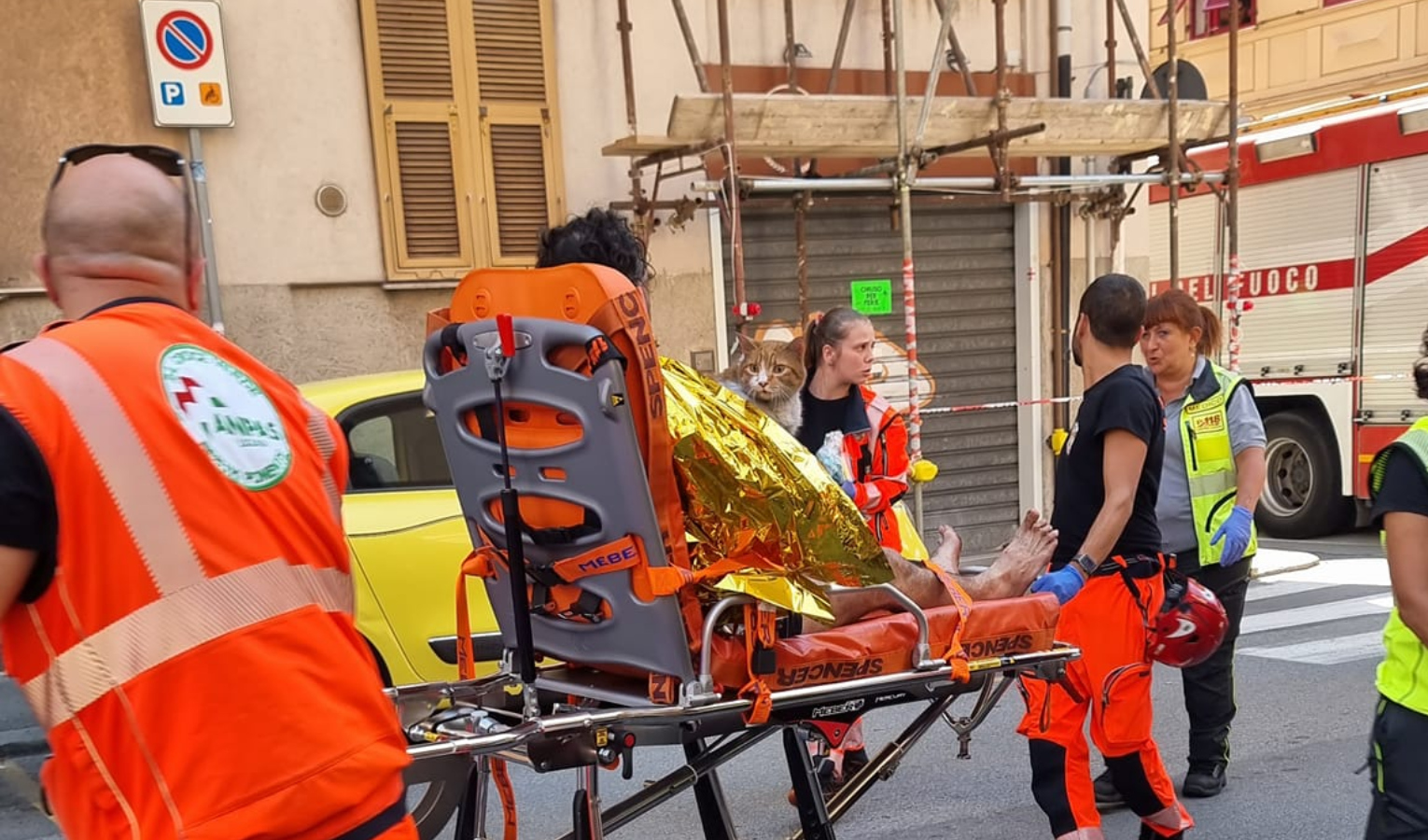 Genova, in fiamme un appartamento a Sestri Ponente: un intossicato