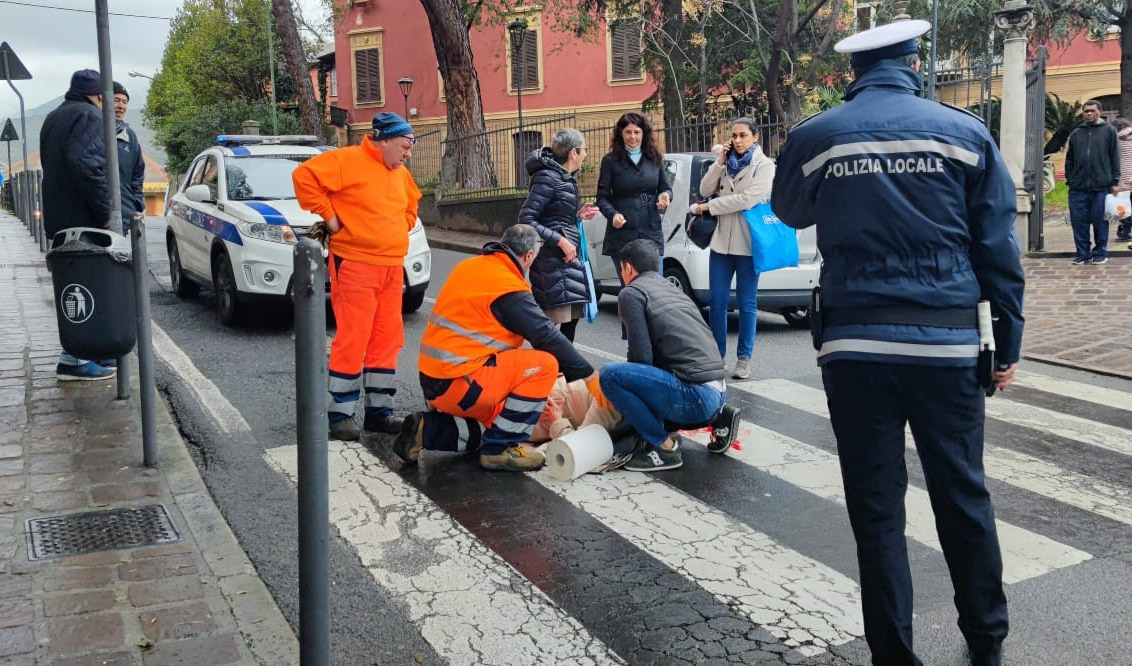 Genova, due pedoni investiti: un incidente in via Montevideo, l'altro in via Fillak