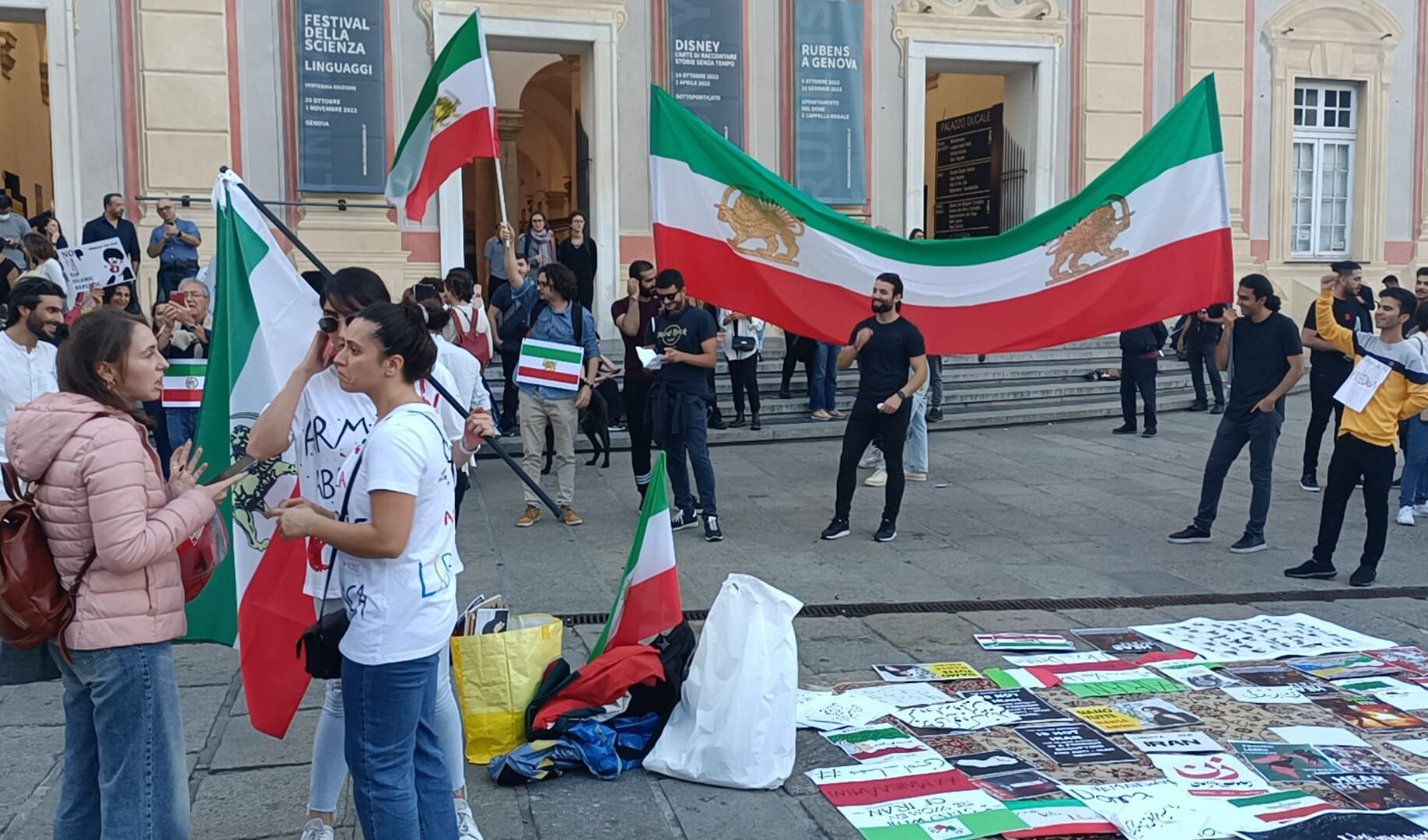 Genova in piazza al fianco degli iraniani: la manifestazione a De Ferrari