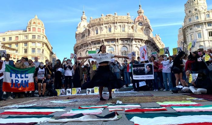 Le donne iraniane si incontrano nelle 