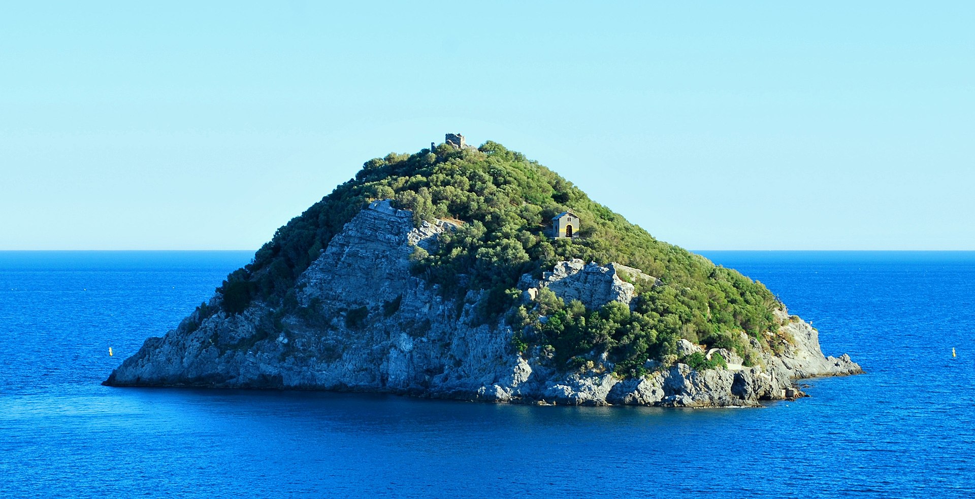Isola di Bergeggi: il gioiello selvaggio del Mar Ligure tra storia, natura e mistero