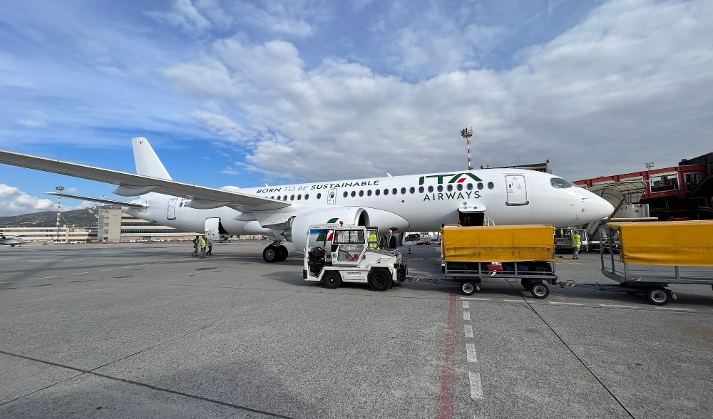 Da Fiumicino alla pista dell'Aeroporto di Genova per il primo volo dell'Airbus A220