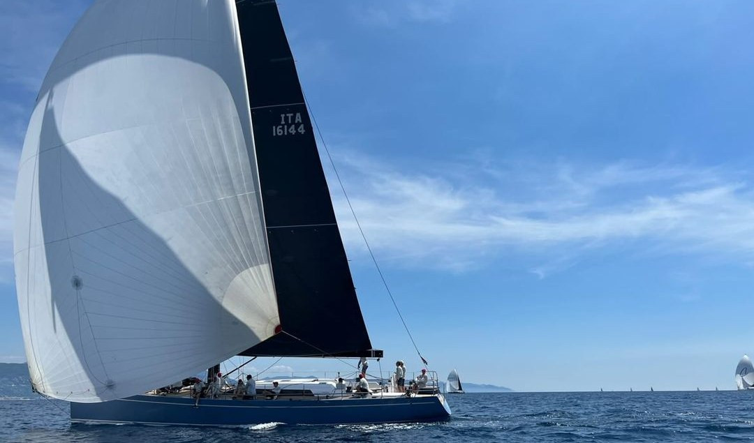 Regate di Primavera, il primo giorno con il trionfo di Itacentodue: Portofino gremita di turisti