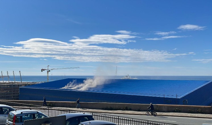 Genova, fumo dal padiglione Jean Nouvel della Fiera