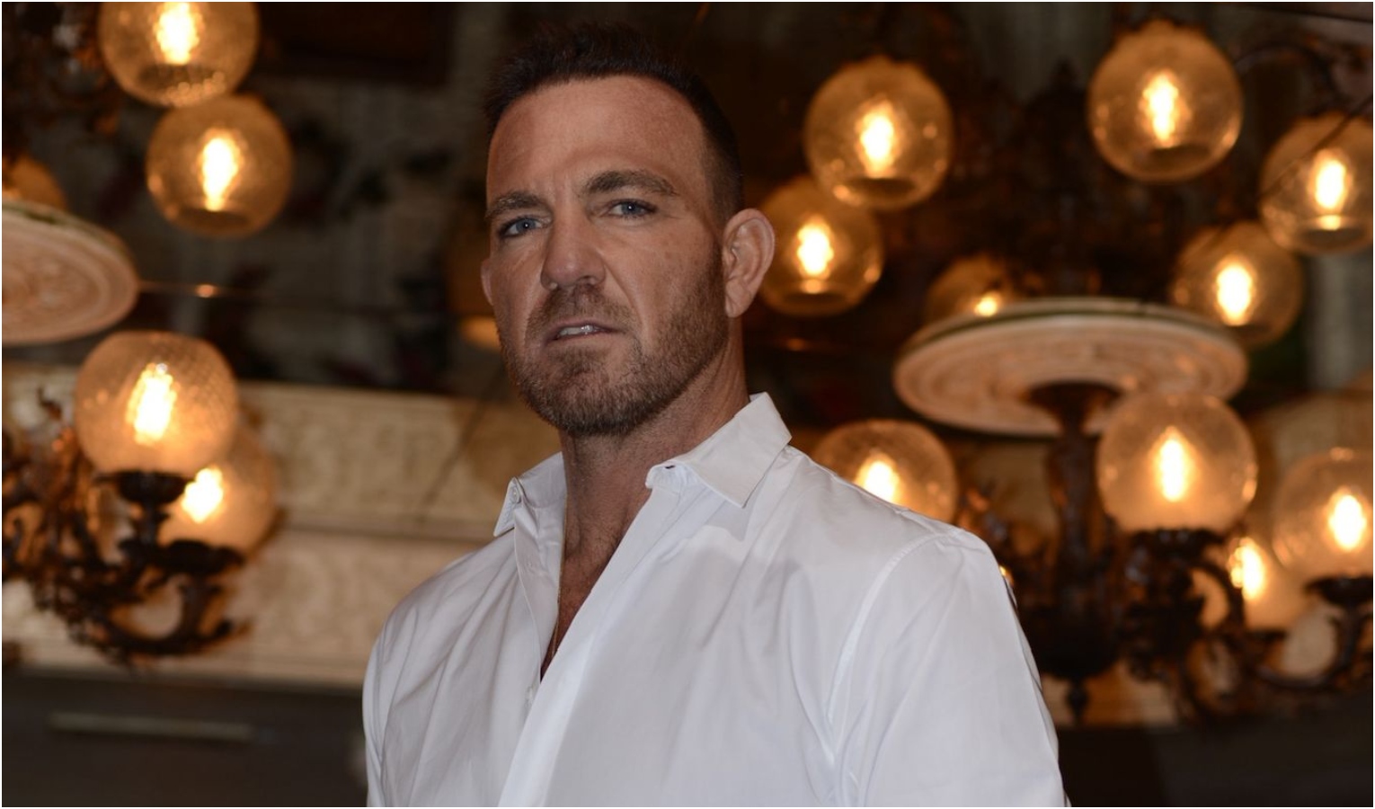 Genovese, 44 anni, è uno degli imprenditori più innovativi nel settore dell’hospitality internazionale Uomo con capelli corti barba e occhi azzurri