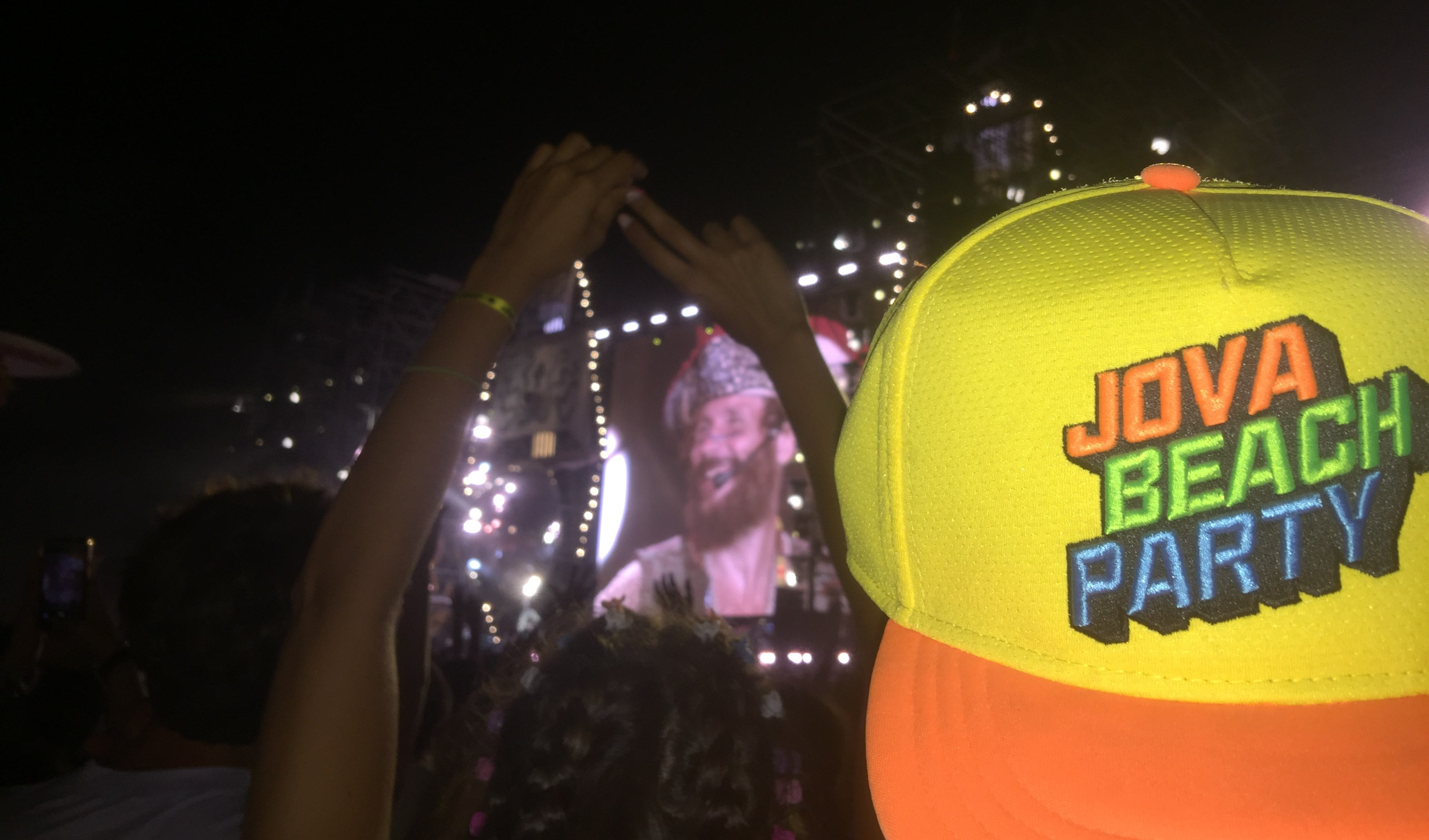 Jovanotti trasforma l'ippodromo di Albenga in una spiaggia, successo per la scommessa della Liguria