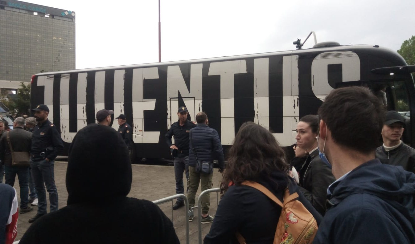 Niente aereo né autostrada, la Juventus scende a Genova in treno
