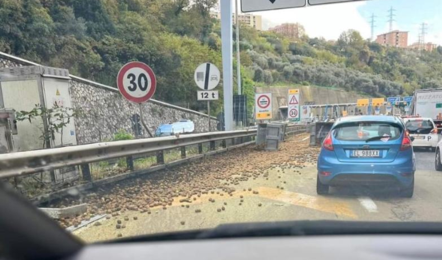 Camion perde il carico a Genova Ovest, strada ricoperta di kiwi