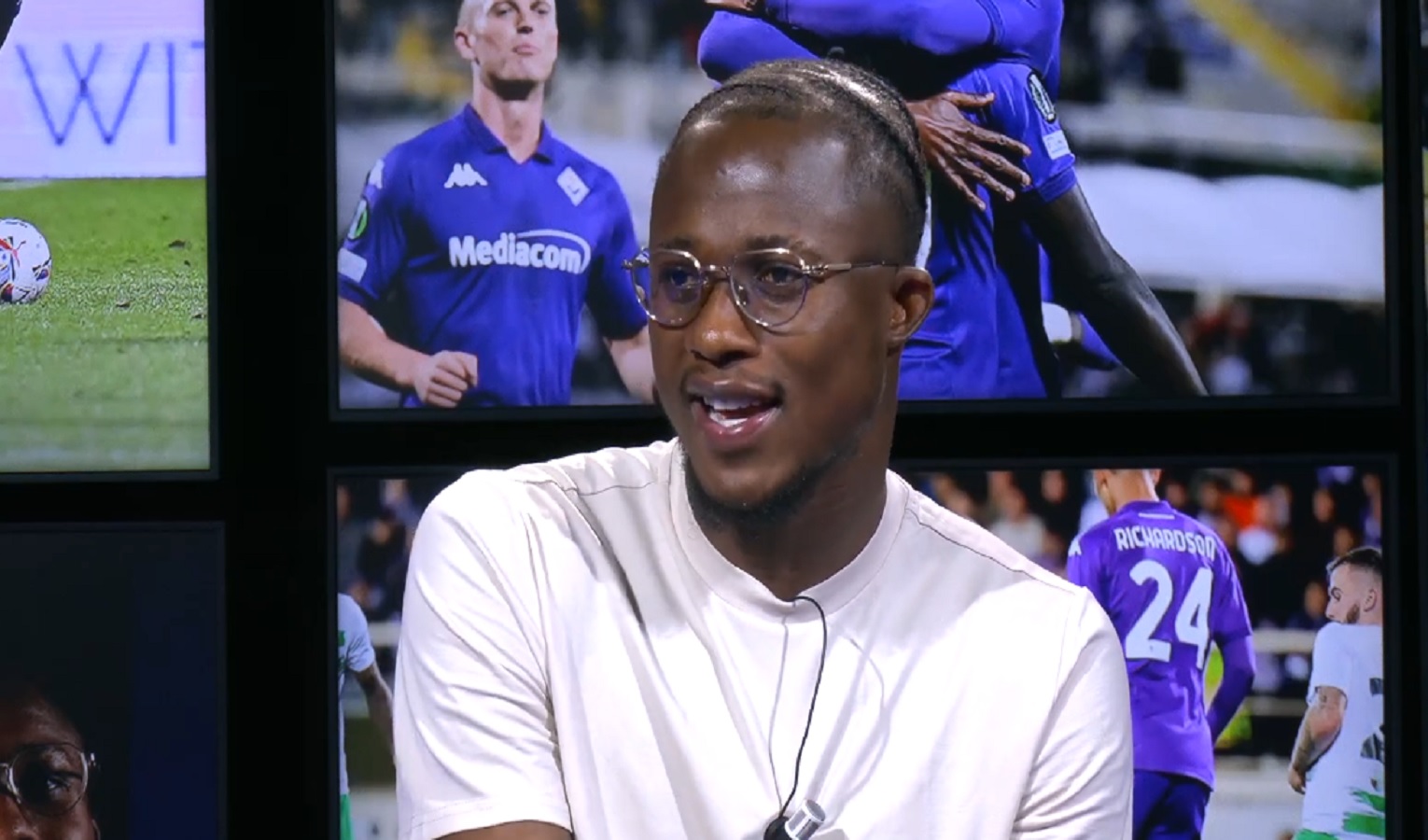 Un ragazzo con gli occhiali