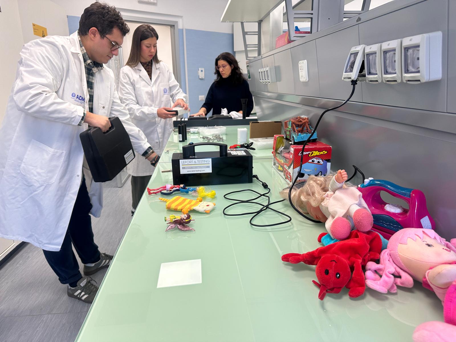 Giocattoli pericolosi, cibo e olio extravergine: nei laboratori alle Dogane in 