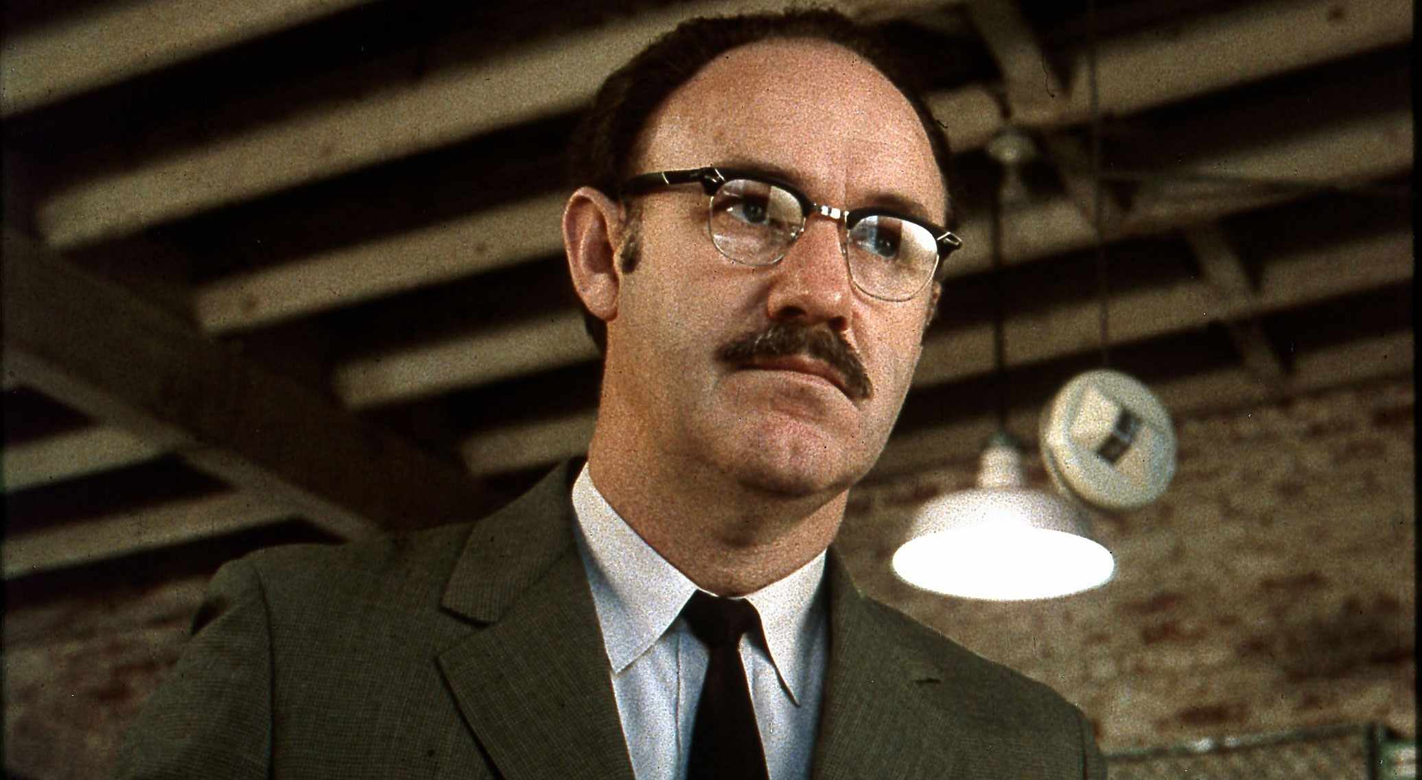Gene Hackman nel film di Francis F. Coppola 'La conversazione' Il primo piano di un uomo con gli occhiali