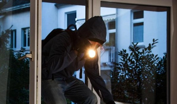 Cena con i ladri in casa, scoperti sono fuggiti dalla finestra