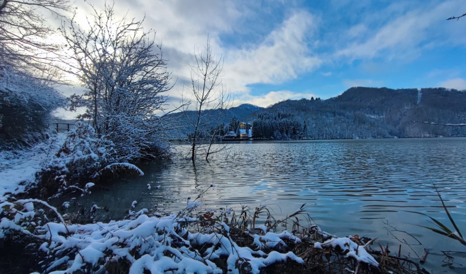 Lago del Brugneto, smottamenti a causa del maltempo: sentiero interrotto