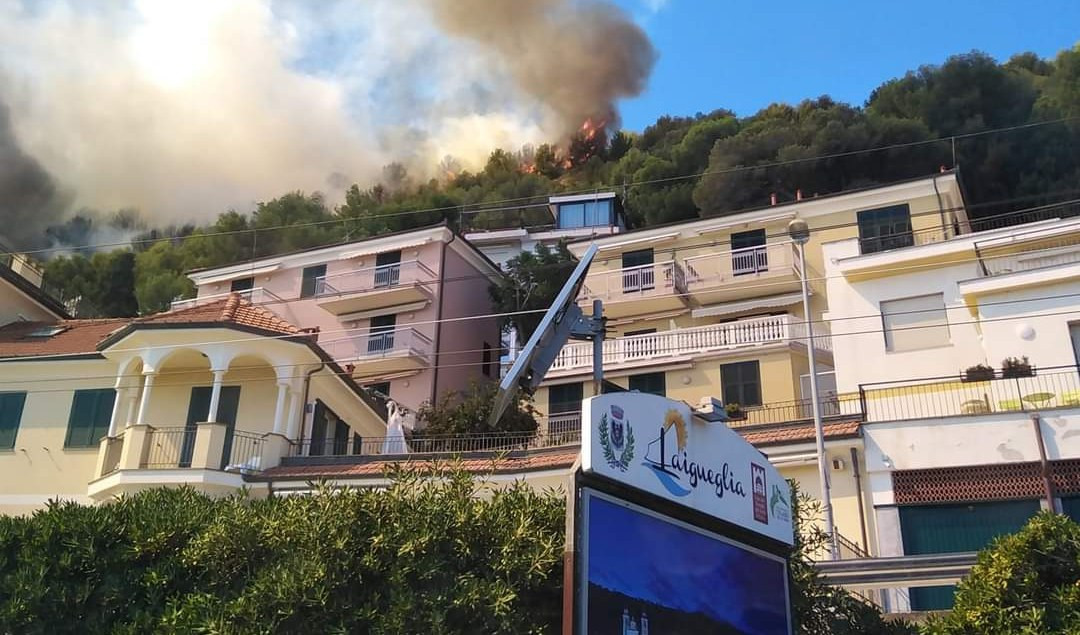 Pomeriggio di fuoco tra Laigueglia e Alassio, edifici danneggiati: fiamme sotto controllo